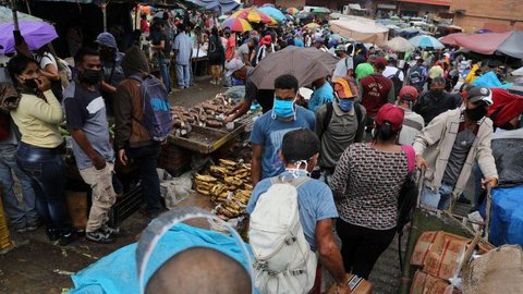 Vendedores e consumidores enfrentam riscos em mercado de Caracas