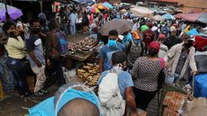 Vendedores e consumidores enfrentam riscos em mercado de Caracas