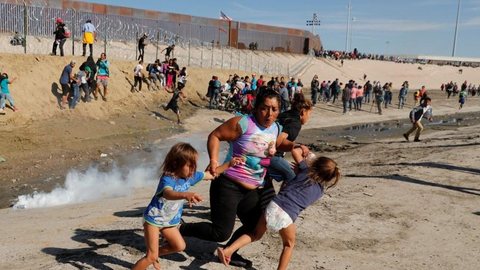 Fronteira México-EUA: A história da hondurenha que aparece em foto fugindo com filhas de gás lacrimogêneo