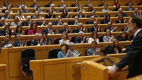 Senado espanhol aprova intervenção após Catalunha declarar independência