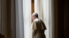 Papa está caminhando e se alimentando, diz Vaticano