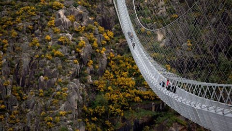 Portugal inaugura ponte suspensa de pedestres mais longa do mundo