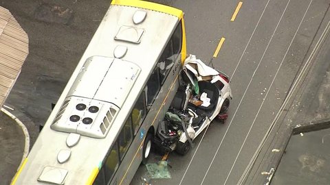 Uma pessoa morre em acidente entre ônibus e carro na Zona Leste de SP, diz Bombeiros