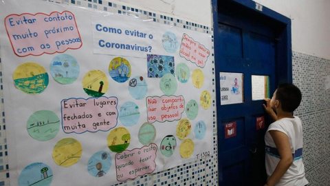 Estudantes ensinam famílias a se prevenir contra o novo coronavírus