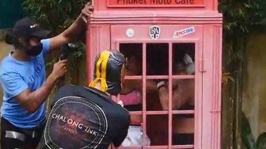 Evento na Tailândia tem luta dentro de cabine telefônica e “kickboxing siamês”