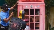 Evento na Tailândia tem luta dentro de cabine telefônica e “kickboxing siamês”