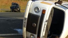 Perua escolar tomba na pista em acidente envolvendo três veículos em Pardinho