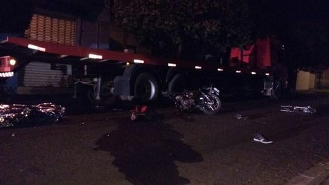 Motociclista e garupa morrem após baterem na traseira de caminhão estacionado