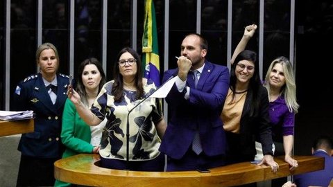 Eduardo Bolsonaro dá banana e ataca deputadas que defenderam jornalista
