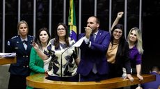 Eduardo Bolsonaro dá banana e ataca deputadas que defenderam jornalista