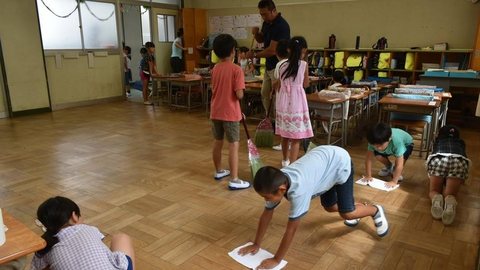 Lições do Japão ao Brasil incluem professores valorizados, pais voluntários e alunos ‘faxineiros’