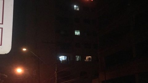 Incêndio atinge apartamento no 6º andar de prédio na área central de Bauru