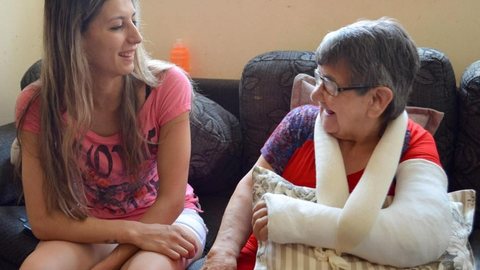 Cuidadora adota idosa que viveu durante 50 anos em hospital: ‘vou cuidar dela’, diz