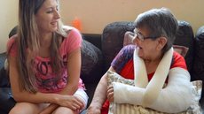 Cuidadora adota idosa que viveu durante 50 anos em hospital: ‘vou cuidar dela’, diz