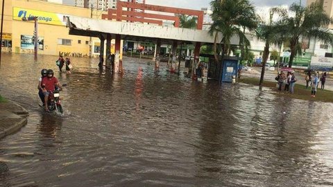 Miniterminal fica alagado após pancada de chuva em Rio Preto