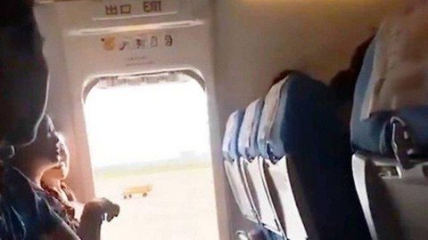 Passageira abre porta de emergência de avião por se sentir ‘abafada’