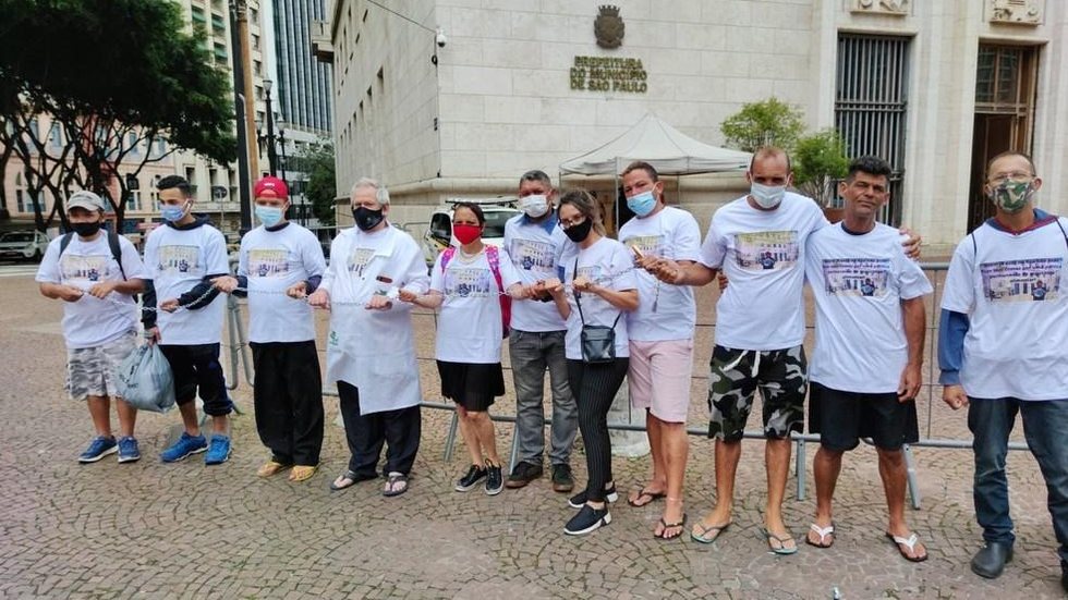 Movimentos sociais protestam em frente à Prefeitura de SP contra redução na distribuição de marmitas do programa Rede Cozinha Cidadã