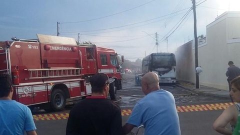 Incêndio destrói ônibus de transporte de trabalhadores rurais