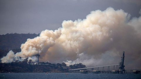 Austrália: três pessoas morrem em queda de avião que combatia incêndio