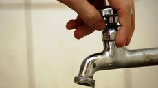 Justiça manda Cedae dar 25% de desconto em contas de água do Rio