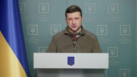 Zelenskiy alerta que Rússia pode usar armas químicas e pede sanções