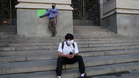 Chilenos fazem atos em apoio a saque da aposentadoria durante pandemia