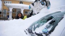 EUA: milhares de motoristas ficam parados em estrada coberta de neve