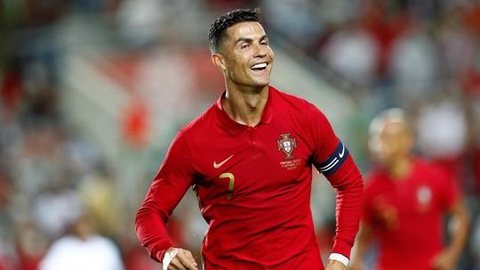 Cristiano Ronaldo celebra mais um recorde na carreira e diz: “Vamos lutar por mais!”