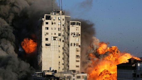 Conflito em Gaza se intensifica com artilharia e bombardeios aéreos