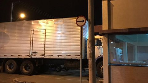 Caminhão desgovernado atinge parede de padaria em Olímpia