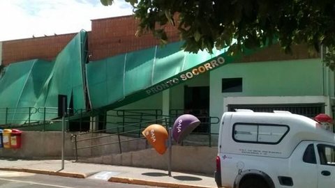 Estrutura metálica desaba na entrada do pronto-socorro em Icém