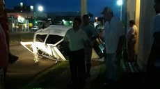 Motorista capota carro após passar por buraco em avenida de Olímpia
