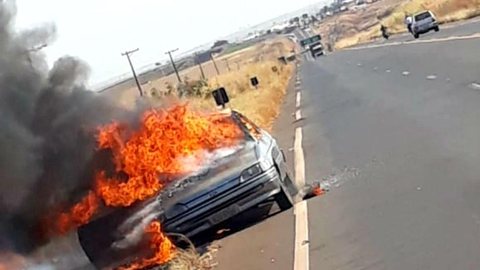 Carro pega fogo e acaba destruído em rodovia na região de Jaú