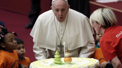 Papa Francisco recebe bolo de aniversário em comemoração aos 82 anos; veja fotos