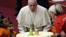 Papa Francisco recebe bolo de aniversário em comemoração aos 82 anos; veja fotos