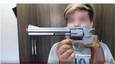 ‘Menino poderia correr risco’, diz juiz sobre youtuber que fazia vídeos com armas de airsoft