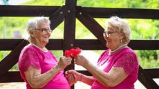 Gêmeas de 98 anos celebram a vida em ensaio fotográfico e revelam que a felicidade está nas coisas simples: ‘banho de balde e crochê’