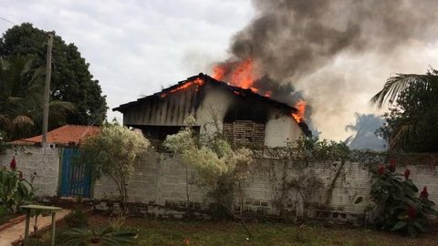 Casa pega fogo após moradora deixar vela acesa em Murutinga do Sul