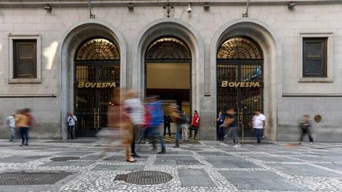 Bovespa opera em alta, acima de 81 mil pontos; ações da Petrobras sobem forte