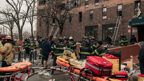 Incêndio em prédio residencial deixa mortos em Nova York