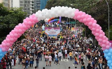 ONG cria canal para apoiar vítimas de transfobia no carnaval do Rio