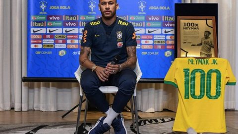 Neymar recebe de Bebeto camisa comemorativa aos 100 jogos na Seleção