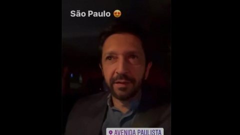 Ricardo Nunes faz vídeo com celular enquanto dirigia em SP