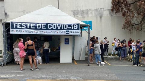 Com explosão de casos de Covid, prefeitura de SP restringe testagem, contrata médicos e amplia horário dos postos de saúde
