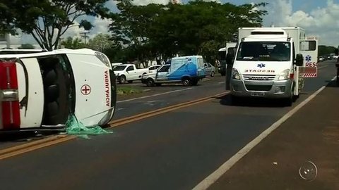 Carro bate na lateral de ambulância que transportava dois pacientes em Rio Preto