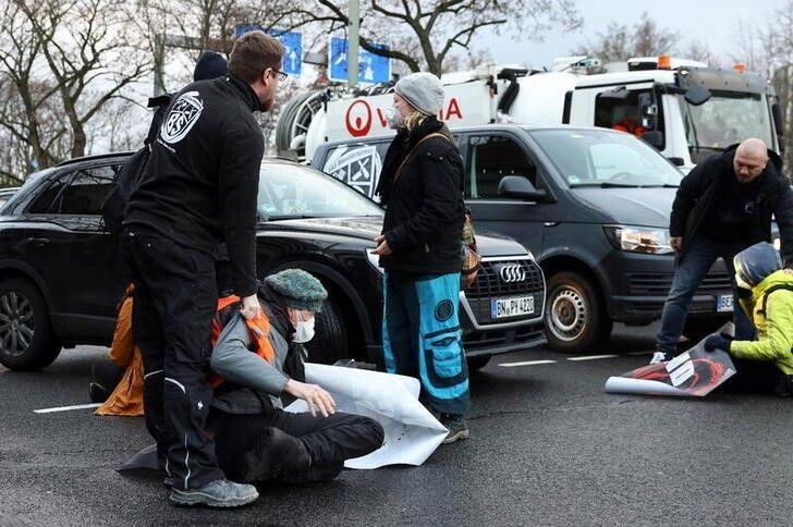 Ativistas climáticos protestam colados ao asfalto em Berlim