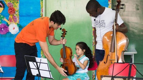Brasil de Tuhu retoma apresentações presenciais em escolas públicas
