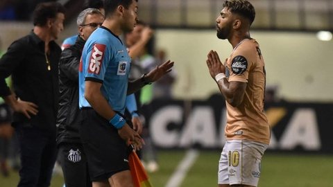 Gabigol reclama de dois pênaltis não marcados para o Santos