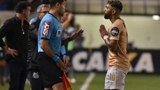Gabigol reclama de dois pênaltis não marcados para o Santos