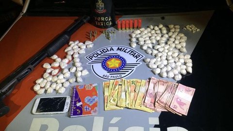 Homem é preso com cocaína, espingarda e dinheiro após denúncia em Porto Feliz